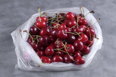 Tatlı kirazlar masada