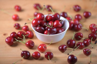 Tatlı kirazlar masada