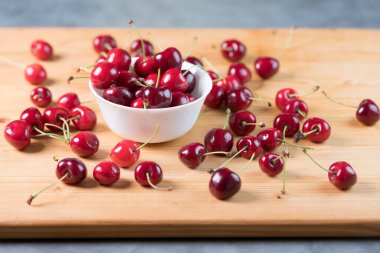 Tatlı kirazlar masada