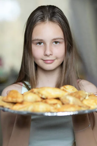 Ritratto Una Ragazza Con Piatto Torte Fatte Casa — Foto Stock