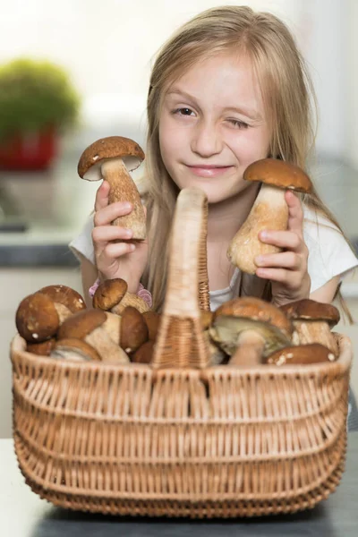 Joyful Girl Holds Hands Mushrooms — ストック写真