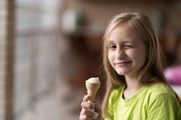 Schattig Peuter Meisje Eten Van Ijs — Stockfoto