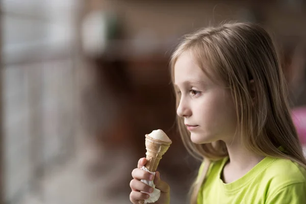 Mignon Tout Petit Fille Manger Crème Glacée — Photo