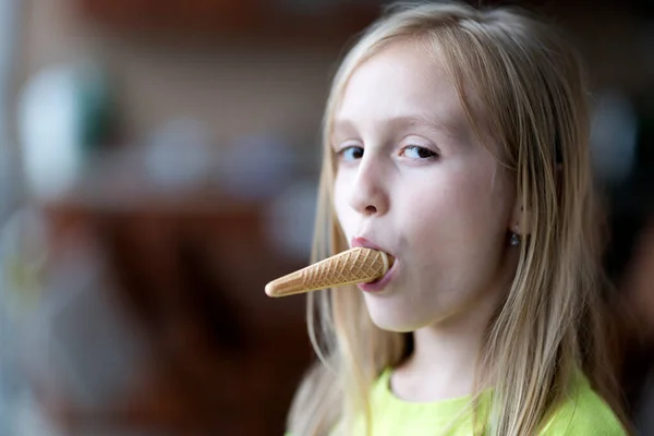 Симпатичная Девочка Тоддлер Ест Мороженое — стоковое фото