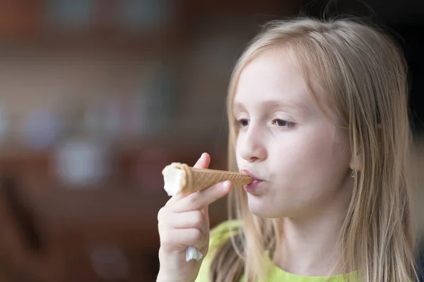 Симпатичная Девочка Тоддлер Ест Мороженое — стоковое фото