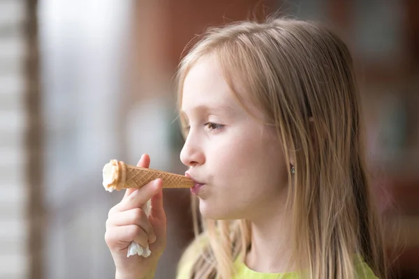 Mignon Tout Petit Fille Manger Crème Glacée — Photo