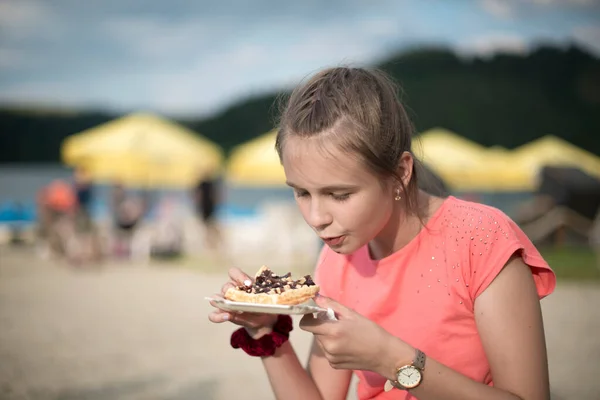 Young Girl Eating Belgian Wafles — Stockfoto