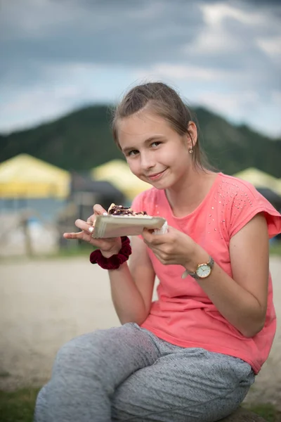 Menina Comendo Wafles Belgas — Fotografia de Stock