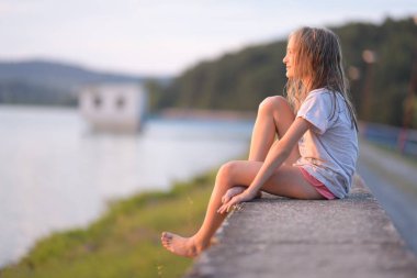 Küçük güzel kız sahilde rahatla.