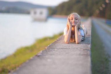 Küçük güzel kız sahilde rahatla.