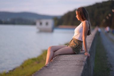 güzel kız sahilde dinlenmek