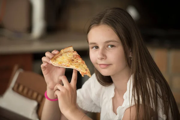 Une Jeune Fille Mange Morceau Pizza — Photo