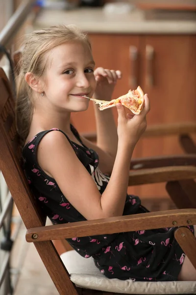 Une Jeune Fille Mange Morceau Pizza — Photo