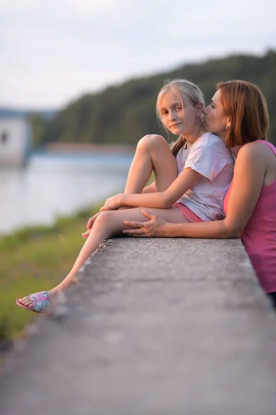 Jong Blond Meisje Ontspannen Met Moeder Zonsondergang Strand — Stockfoto