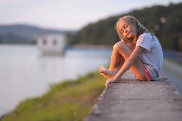 Kleines Schönes Mädchen Entspannen Strand — Stockfoto