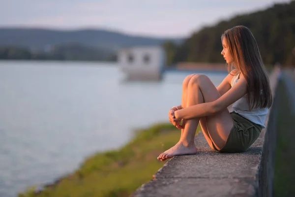 Mooi Meisje Ontspannen Het Strand — Stockfoto