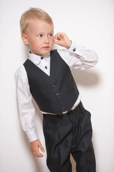 Pequeno Menino Moda Posando Fundo Branco — Fotografia de Stock
