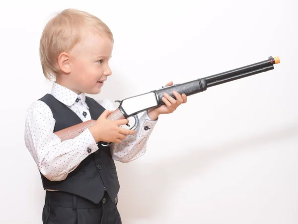 Pequeño Chico Moda Posando Con Rifle Juguete —  Fotos de Stock