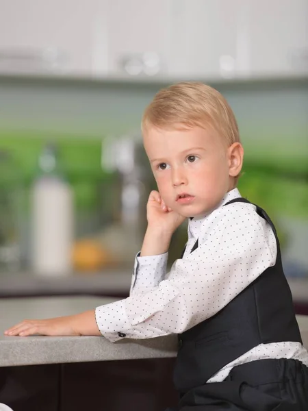 Porträt Des Süßen Kleinen Jungen Modischen Kleidern — Stockfoto