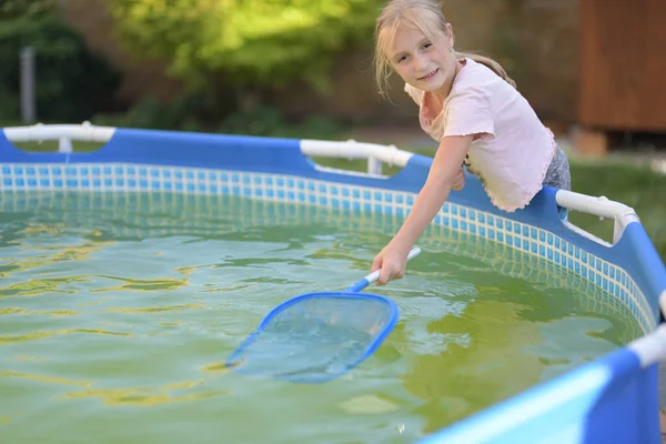 Junges Mädchen Putzt Den Pool — Stockfoto