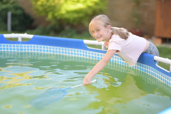 Junges Mädchen Putzt Den Pool — Stockfoto