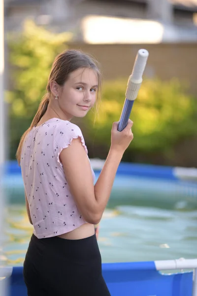 Όμορφη Νεαρή Κοπέλα Που Καθαρίζει Την Πισίνα — Φωτογραφία Αρχείου