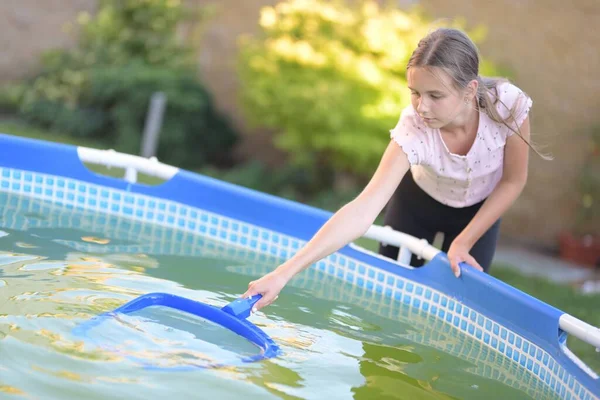 Bela Menina Limpando Piscina — Fotografia de Stock