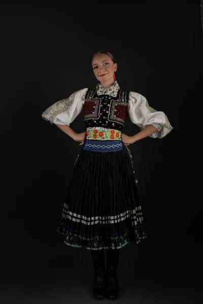 Ung Vacker Slogan Kvinna Traditionell Kostym — Stockfoto