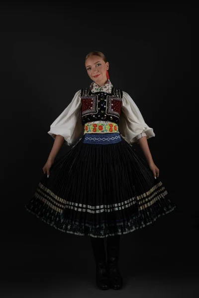 Jovem Bela Mulher Eslovaca Traje Tradicional — Fotografia de Stock