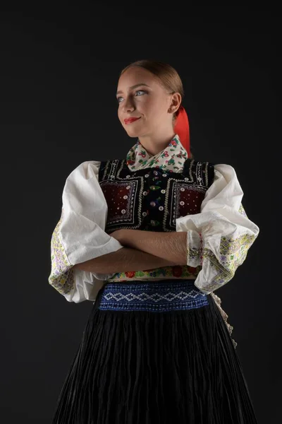 Jovem Bela Mulher Eslovaca Traje Tradicional — Fotografia de Stock