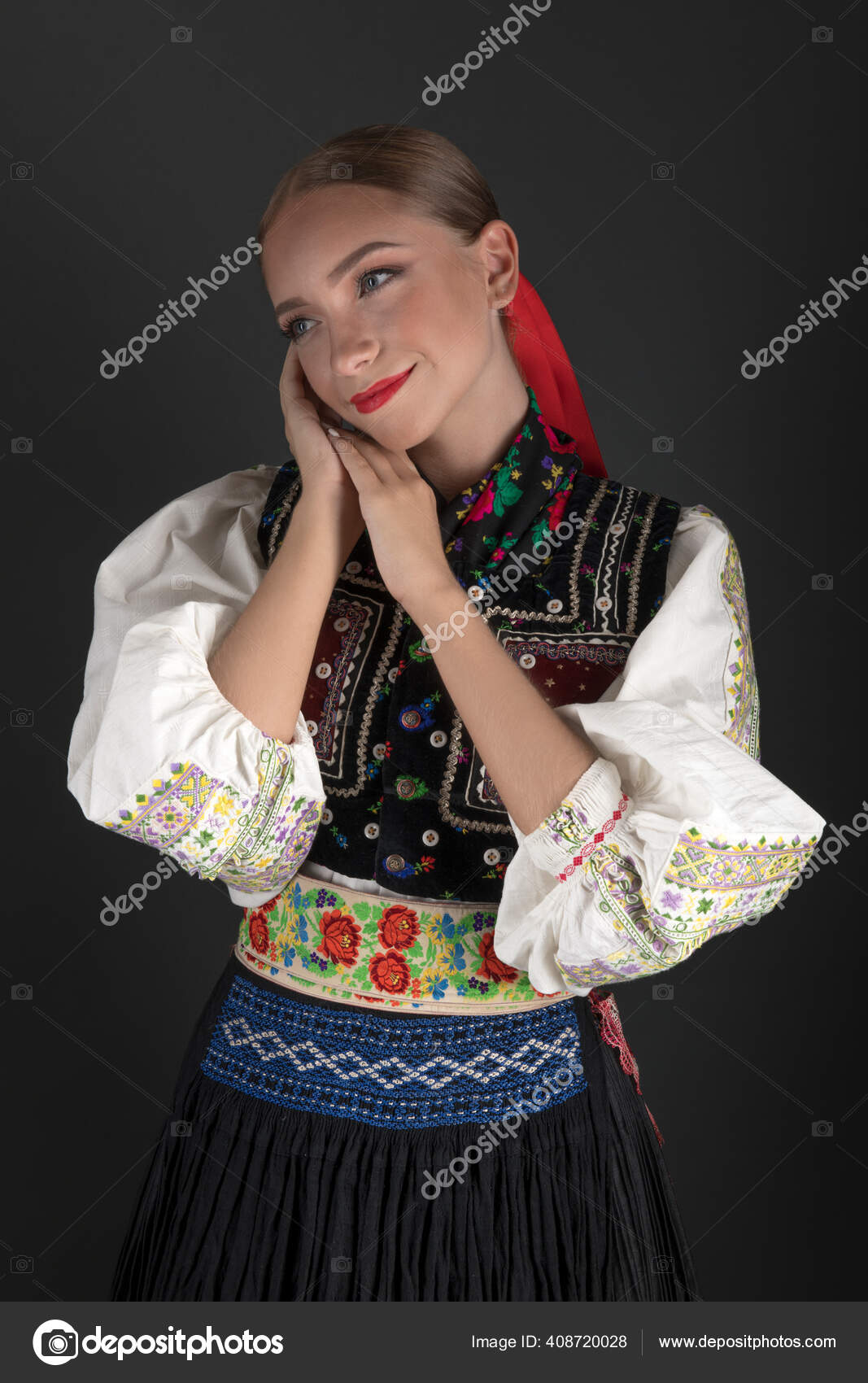 Красивая Женщина Традиционных Народных Костюмах Восточной Европы.