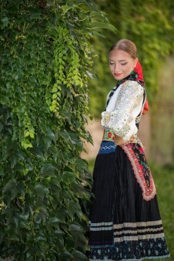 Geleneksel Doğu Avrupa halk kostümleri giyen güzel bir kadın. Slovak halk kostümleri.