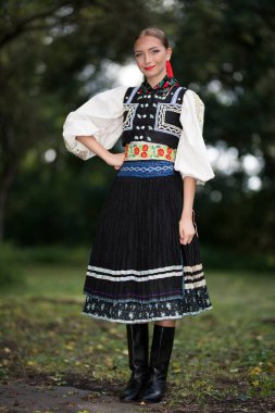 Geleneksel Doğu Avrupa halk kostümleri giyen güzel bir kadın. Slovak halk kostümleri.
