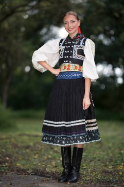 Geleneksel Doğu Avrupa halk kostümleri giyen güzel bir kadın. Slovak halk kostümleri.