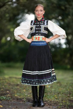Geleneksel Doğu Avrupa halk kostümleri giyen güzel bir kadın. Slovak halk kostümleri.