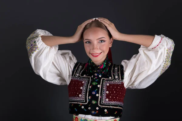 Schöne Frau Traditionellen Osteuropäischen Trachten Slowakische Volkstracht — Stockfoto