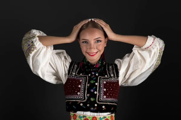 Vacker Kvinna Traditionella Östeuropeiska Folkdräkter Slovakiska Folkdräkter — Stockfoto