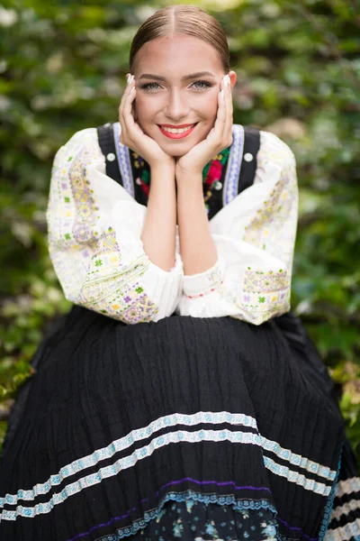 Mooie Vrouw Traditionele Oost Europese Klederdracht Slowaakse Volkskostuums — Stockfoto