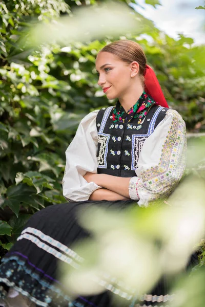 Geleneksel Doğu Avrupa Halk Kostümleri Giyen Güzel Bir Kadın Slovak — Stok fotoğraf