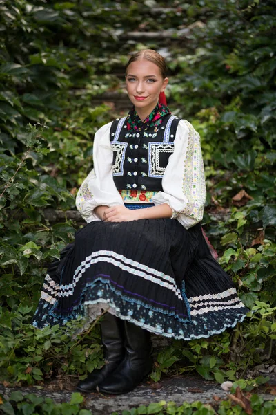 Geleneksel Doğu Avrupa Halk Kostümleri Giyen Güzel Bir Kadın Slovak — Stok fotoğraf