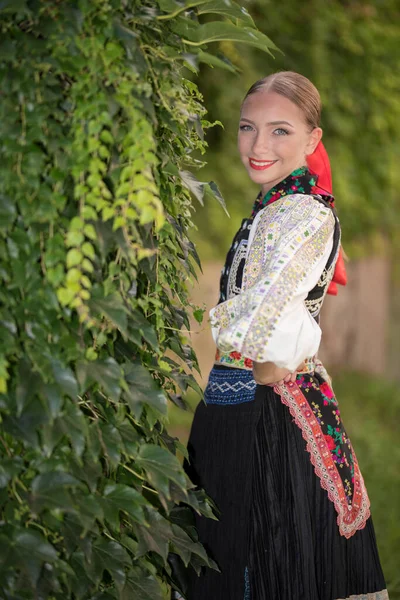 Vacker Kvinna Traditionella Östeuropeiska Folkdräkter Slovakiska Folkdräkter — Stockfoto