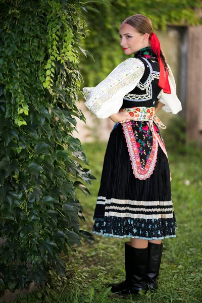 Geleneksel Doğu Avrupa Halk Kostümleri Giyen Güzel Bir Kadın Slovak — Stok fotoğraf