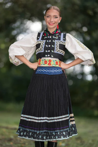 Mulher Bonita Vestindo Trajes Folclóricos Tradicionais Europa Oriental Fantasias Populares — Fotografia de Stock