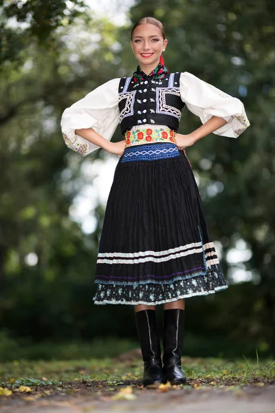 Schöne Frau Traditionellen Osteuropäischen Trachten Slowakische Volkstracht — Stockfoto