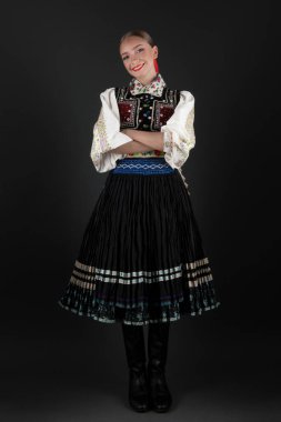 Slovak folkloru. Slovak folklor kızı. Geleneksel Slovak halk kıyafeti.