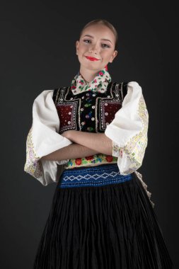 Slovak folkloru. Slovak folklor kızı. Geleneksel Slovak halk kıyafeti.