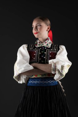 Slovak folkloru. Slovak folklor kızı. Geleneksel Slovak halk kıyafeti.