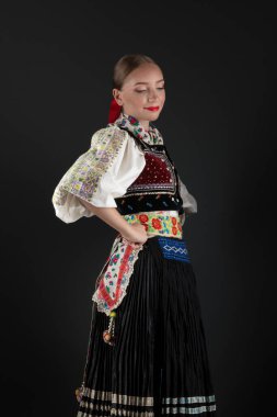 Slovak folkloru. Slovak folklor kızı. Geleneksel Slovak halk kıyafeti.