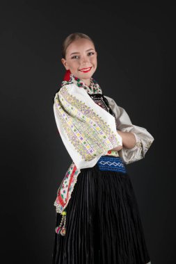 Slovak folkloru. Slovak folklor kızı. Geleneksel Slovak halk kıyafeti.