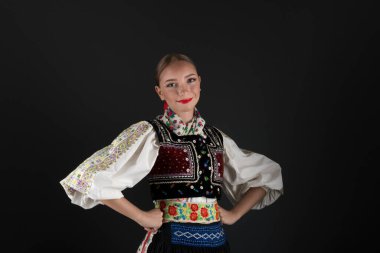 Slovak folkloru. Slovak folklor kızı. Geleneksel Slovak halk kıyafeti.